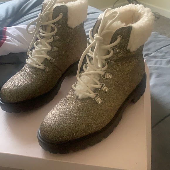 Boots for sale size 8 40$ never worn too big 4 me - Picture 1 of 1